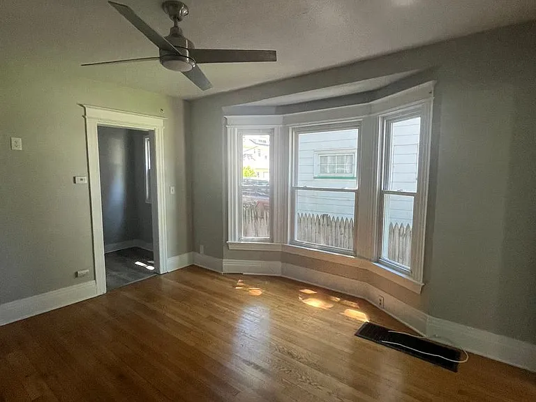 256-258 Woodbine Ave — Photo 23