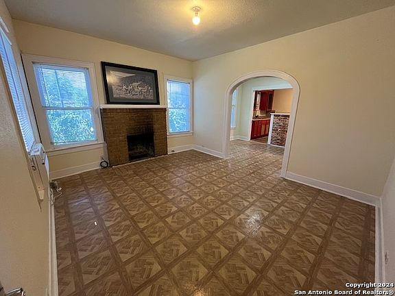 3rd image of 103 E BONNER AVE