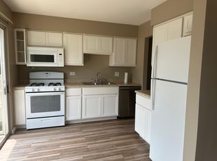 320 Springlake Ln, Aurora, IL 60504