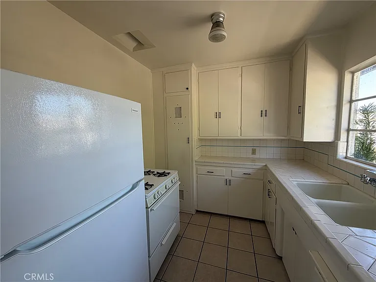 20 W Grand Ave #F — Photo 6