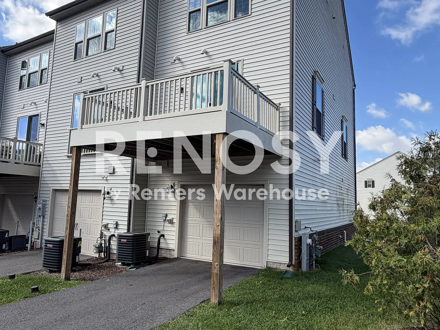 3 Bed / 3.5 Townhome — Photo 4