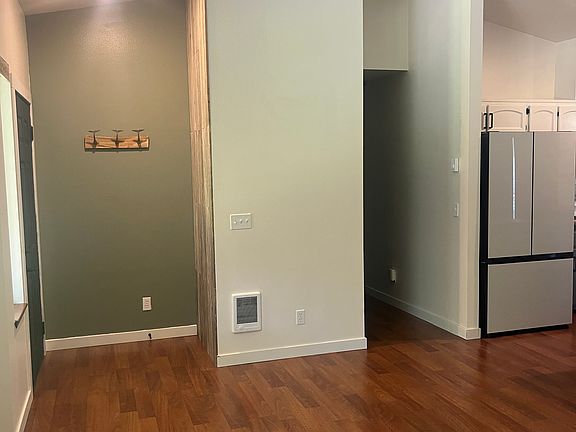 4th image of 385 Bon Air Dr