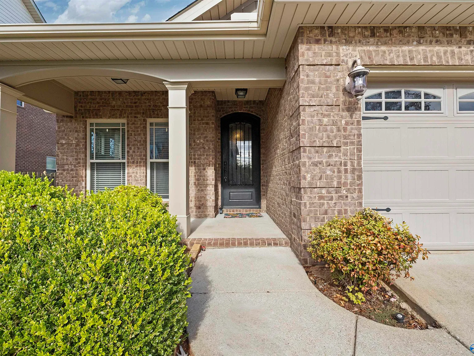 3 bed, 3.0 bath, 2096 sqft, $2,150 — Photo 2