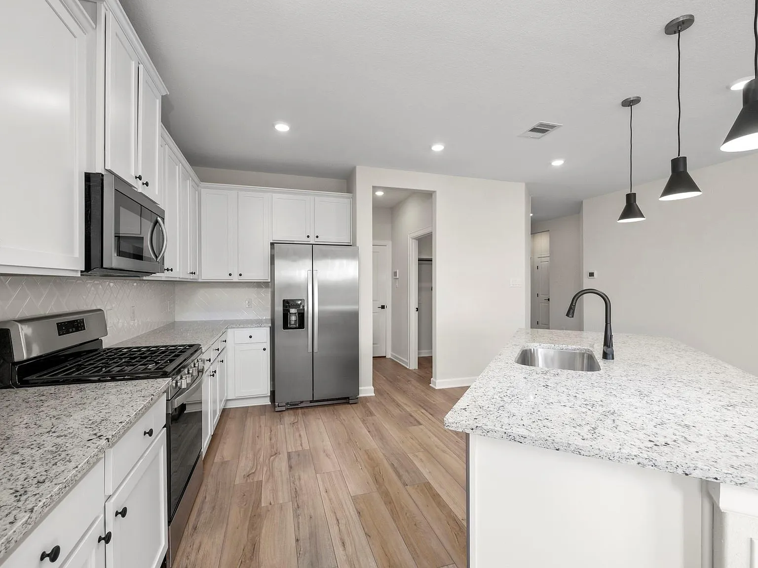 3 bed, 2.0 bath, 1631 sqft, $2,600 — Photo 4