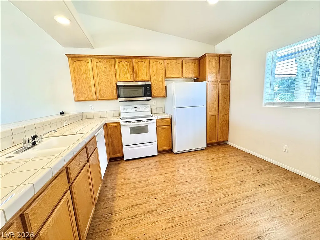 2 bed, 2.0 bath, 3960 sqft, $1,250 — Photo 4