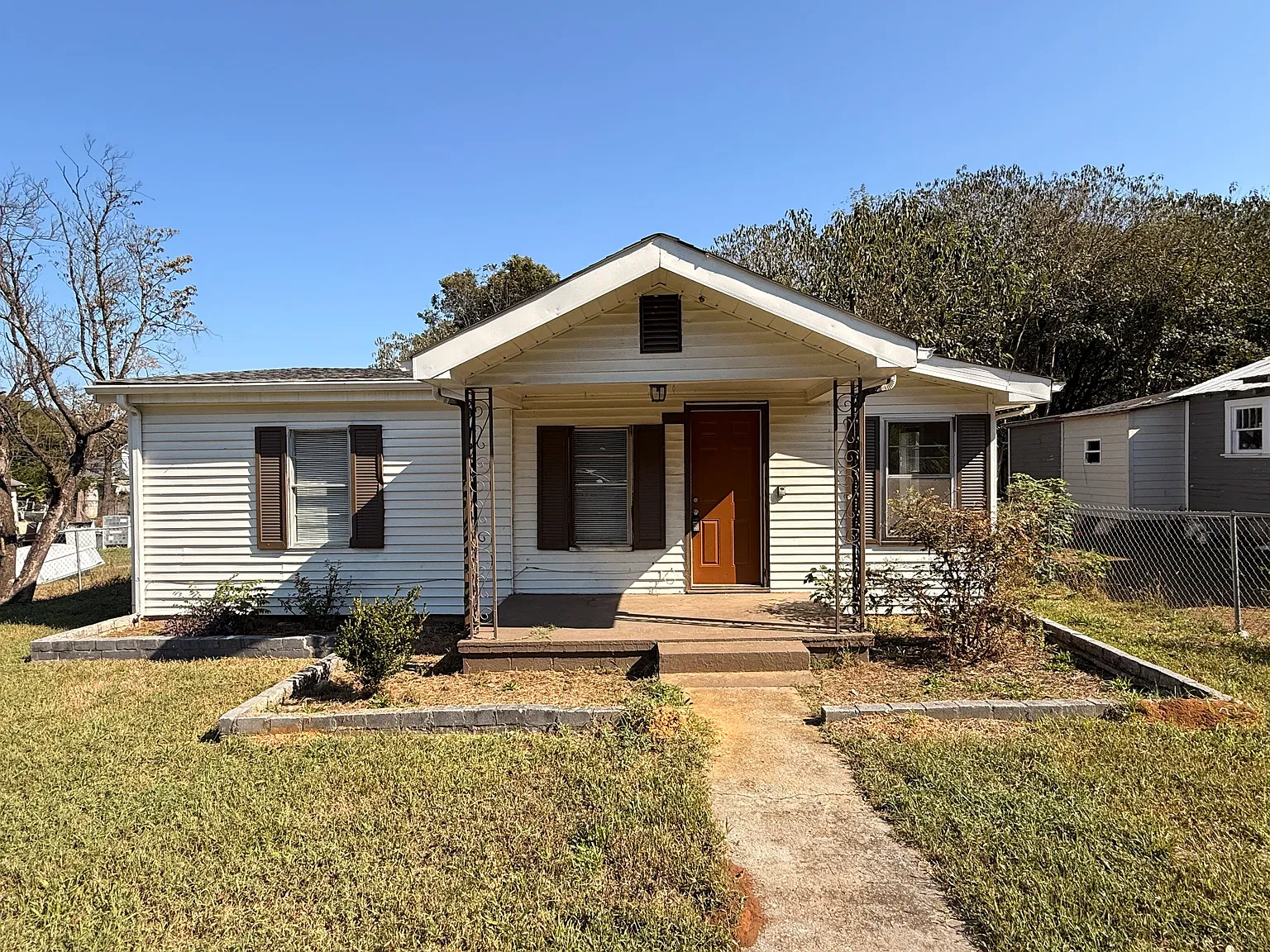 3 bed, 855 sqft, $900 — Photo 1