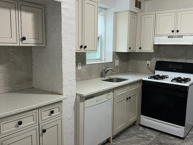 24 Franklin Pl #B — Photo 5