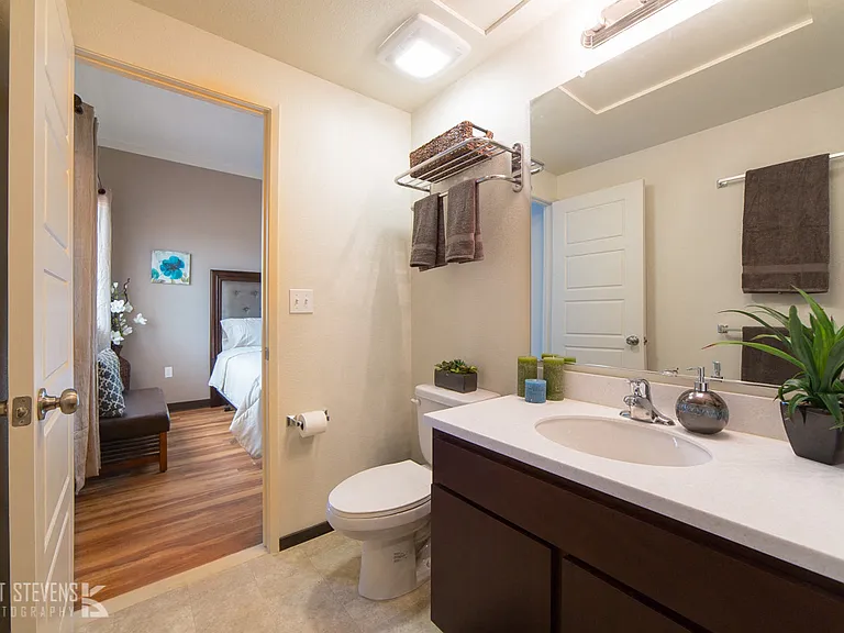 Wakea Garden Apartments bathroom with decor
