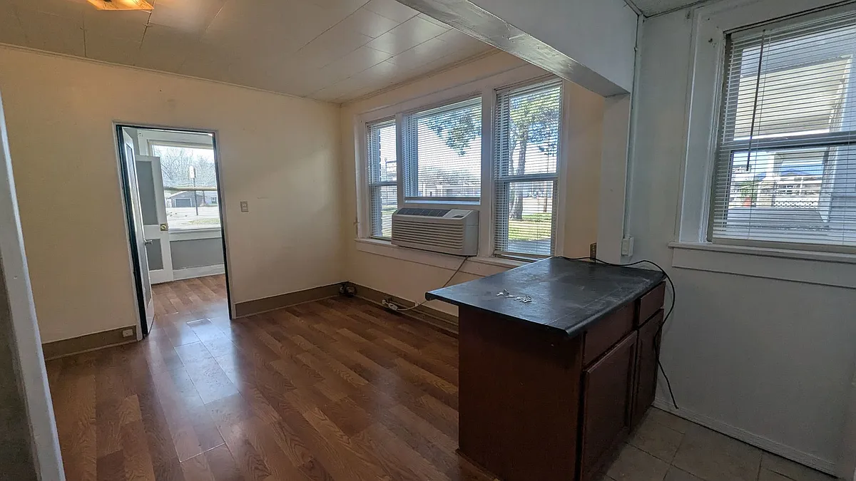 Building Photo - 415 S Broadway St #13