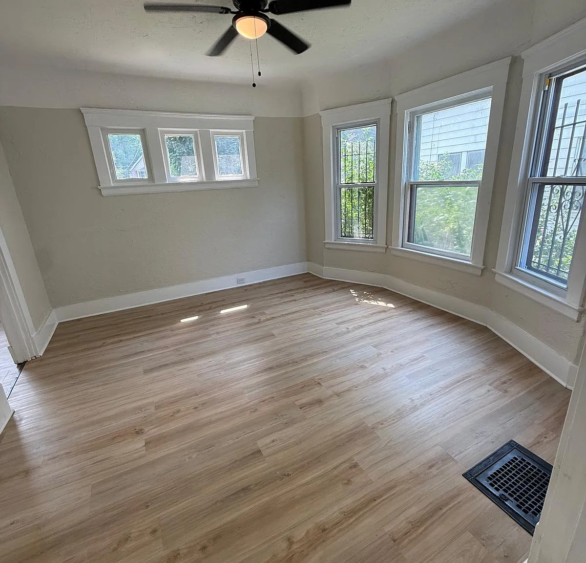 4 bed, 1374 sqft, $1,600 — Photo 3