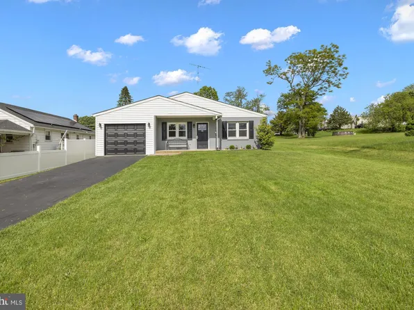 52 Memorial Dr, Taneytown, MD 21787