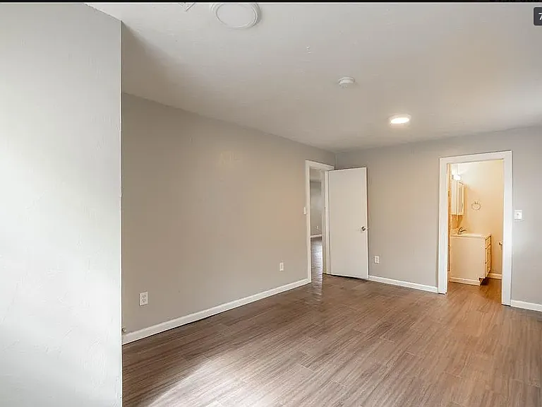 820 SW 31st St — Photo 3