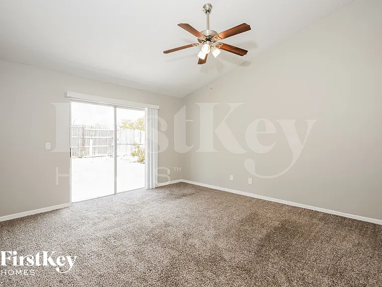 2738 Springfield Dr — Photo 9