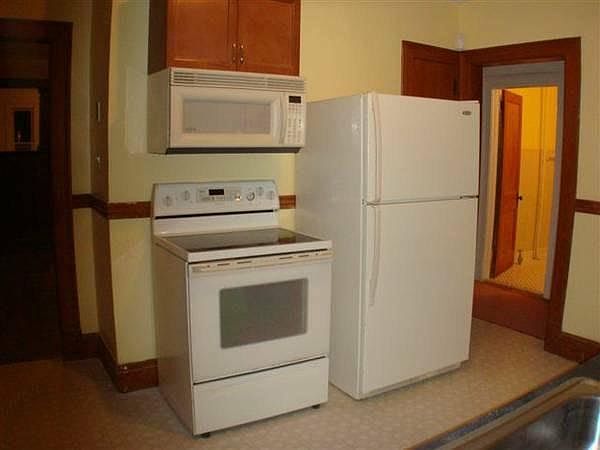 2nd image of 206 Center St APT 2