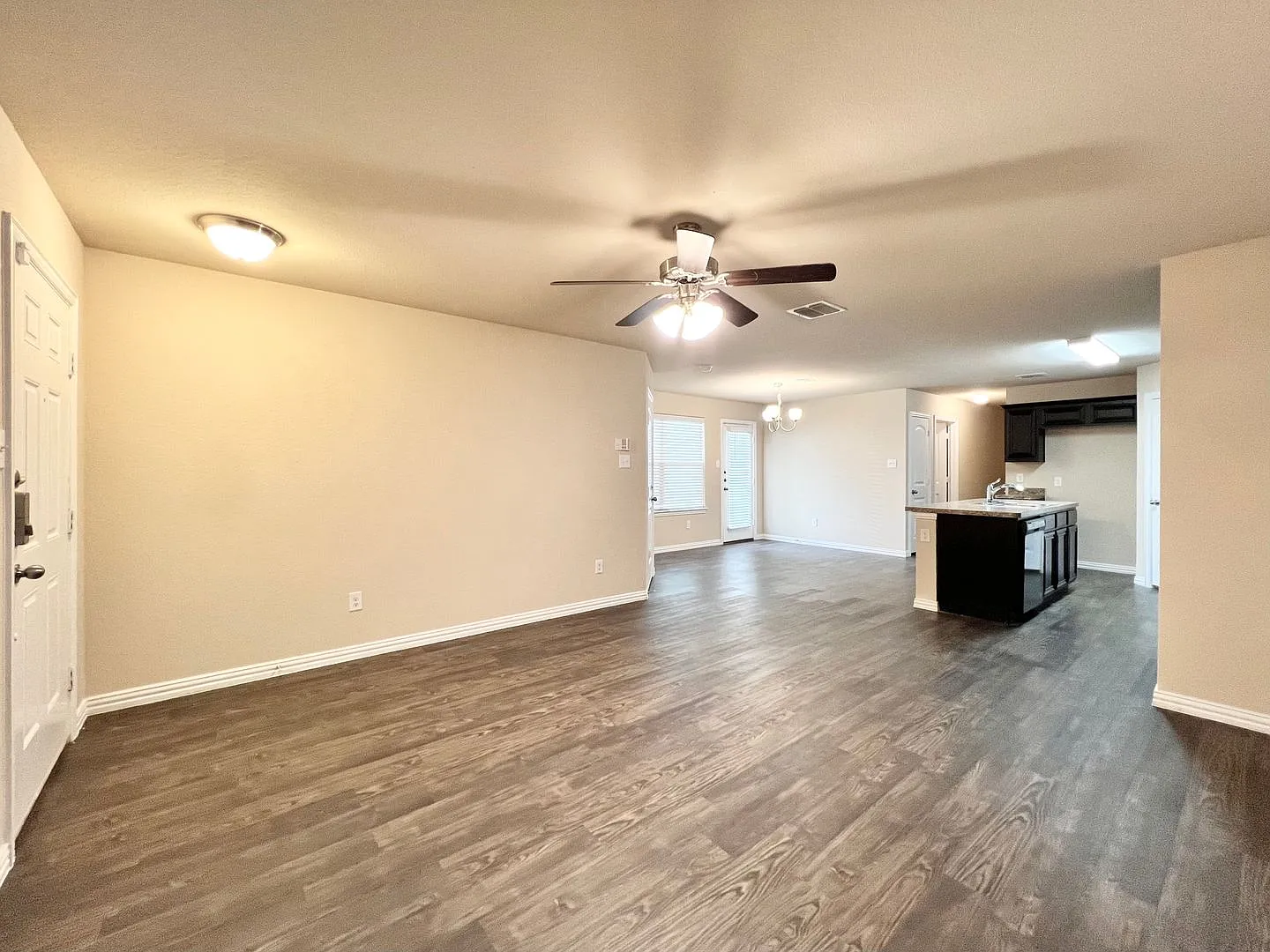 Cozy 3-Bedroom Home Near Naval Air Station — Photo 4