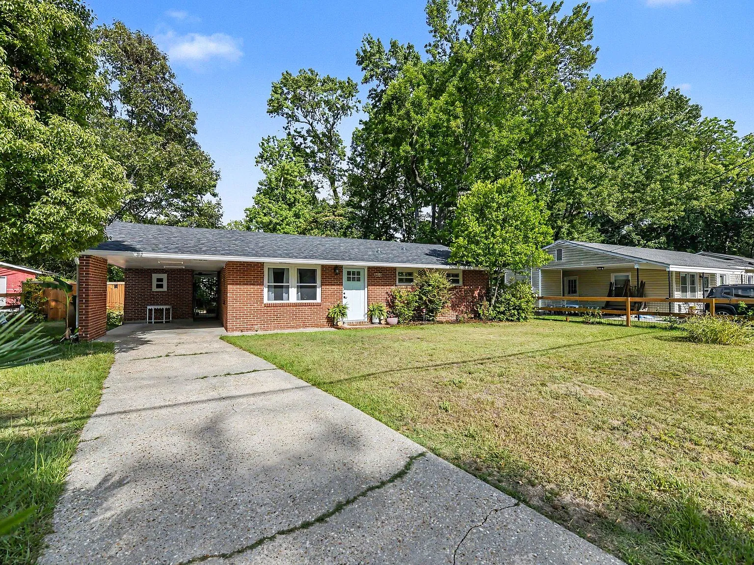 3 bed, 1.0 bath, 925 sqft, $2,100 — Photo 3