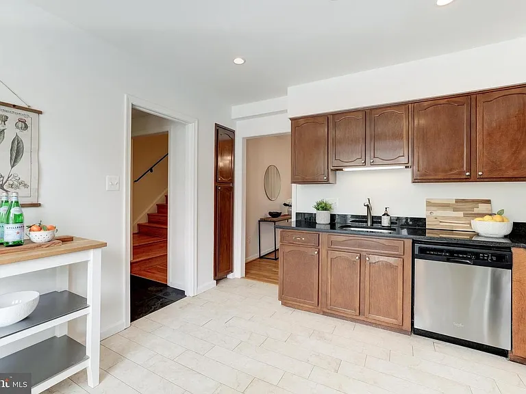 1149 Colonial Rd — Photo 5