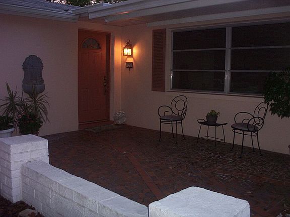 Tiled courtyard w/fountain