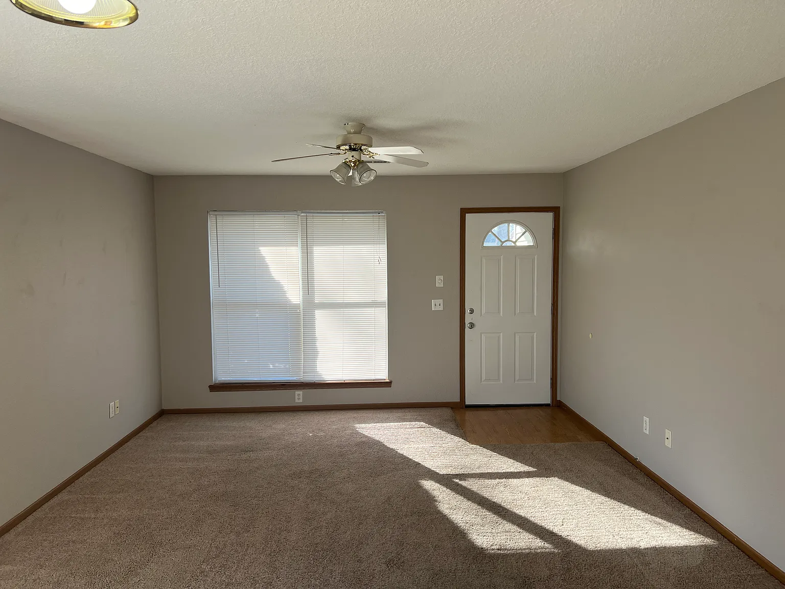 2 bed, 1.5 bath, 940 sqft, $950 — Photo 2