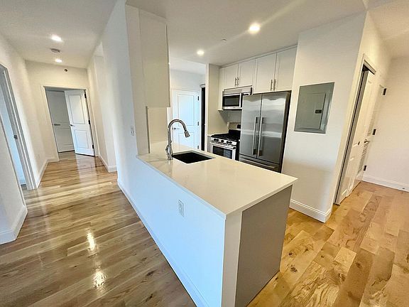 5th image of 490 Myrtle Ave APT 7B