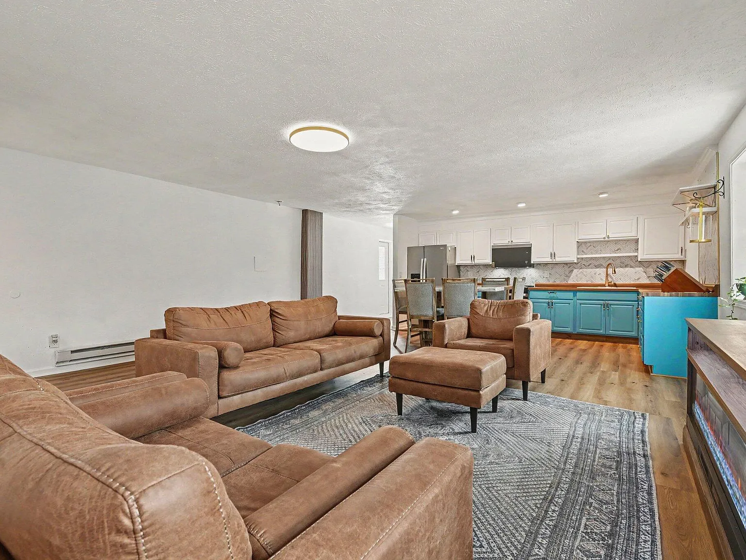 3 bed, 2.0 bath, 4136 sqft, $1,995 — Photo 3