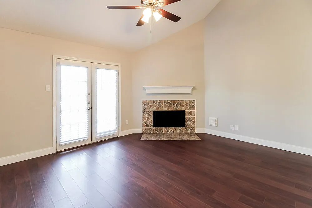 4 bed, 2.5 bath, 2324 sqft, $2,355 — Photo 4