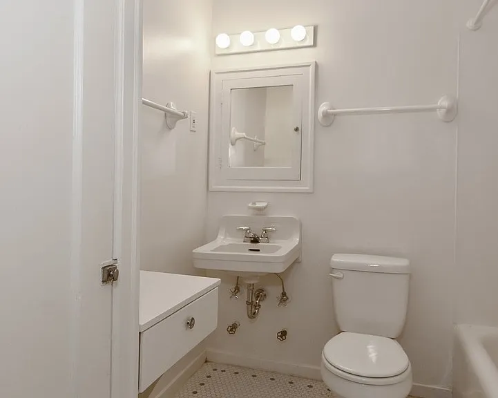 Ellinwood Apartments — Photo 9