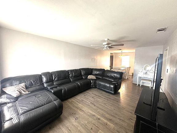 2nd image of 300 Amarillo St
