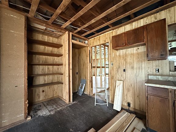 4th image of 909 Moss Ln