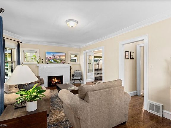 4th image of 2080 Wyandotte Ave