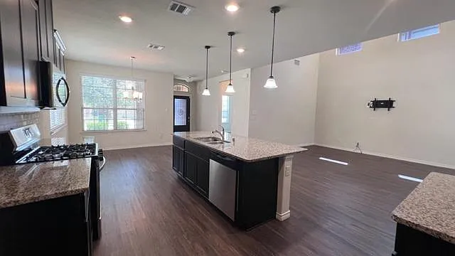 2405 Larimar Dr — Photo 9