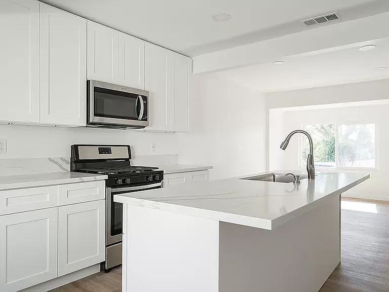 3 bed, 1100 sqft, $1,000 — Photo 4