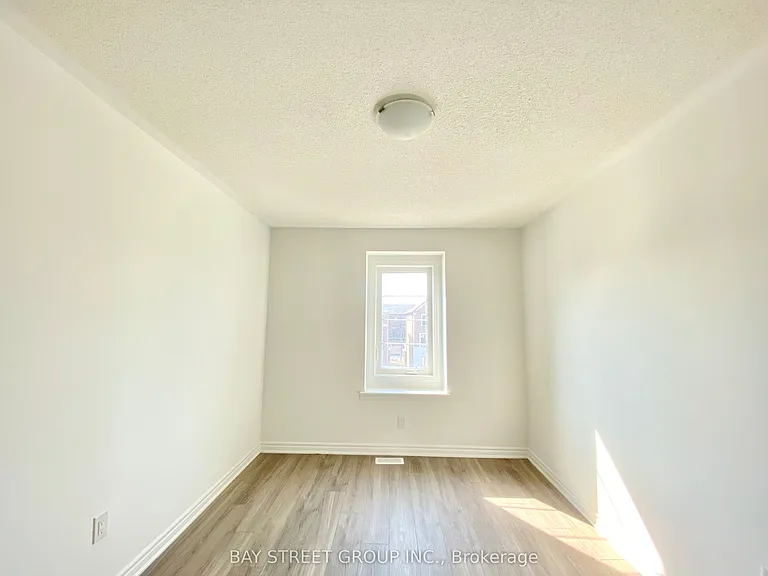 1362 William Halton Pkwy W — Photo 17