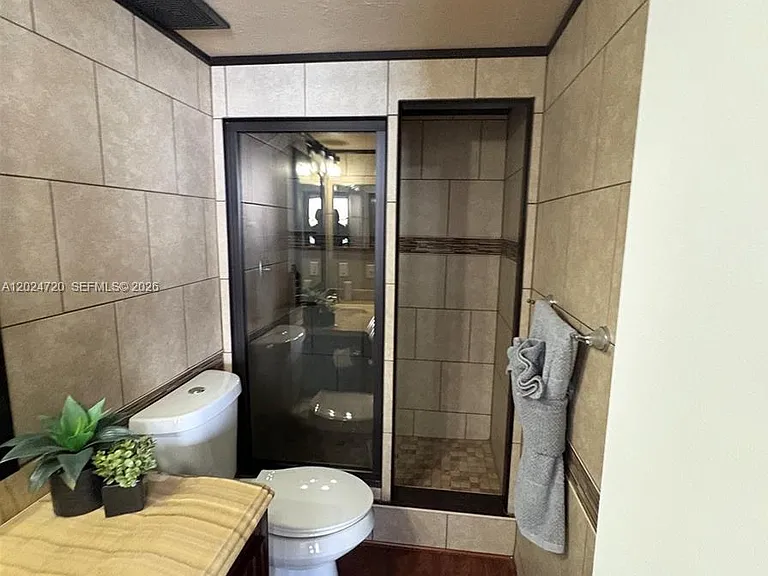 111 Lake Emerald Dr #302 — Photo 19