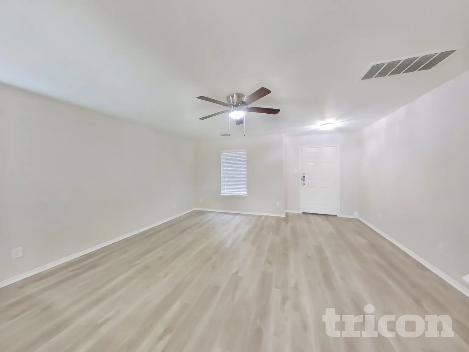 2338 Cloudbait View Converse TX — Photo 2