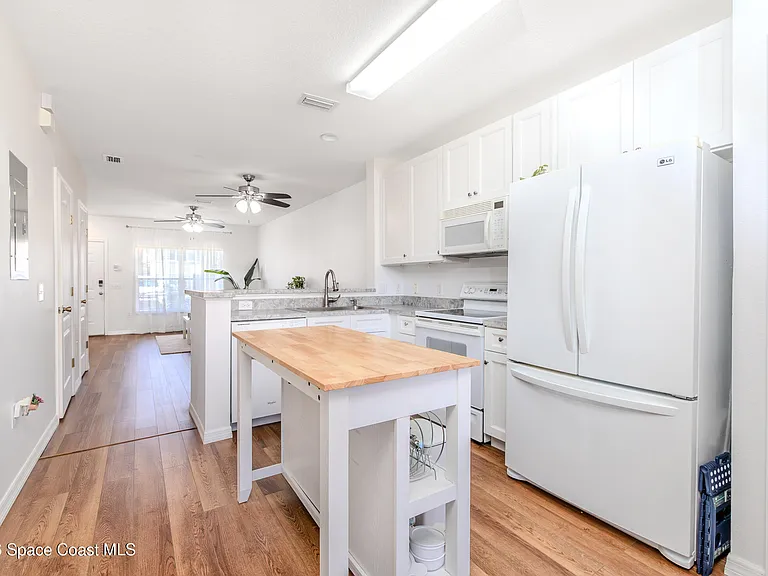 1390 Hampton Park Ln — Photo 6