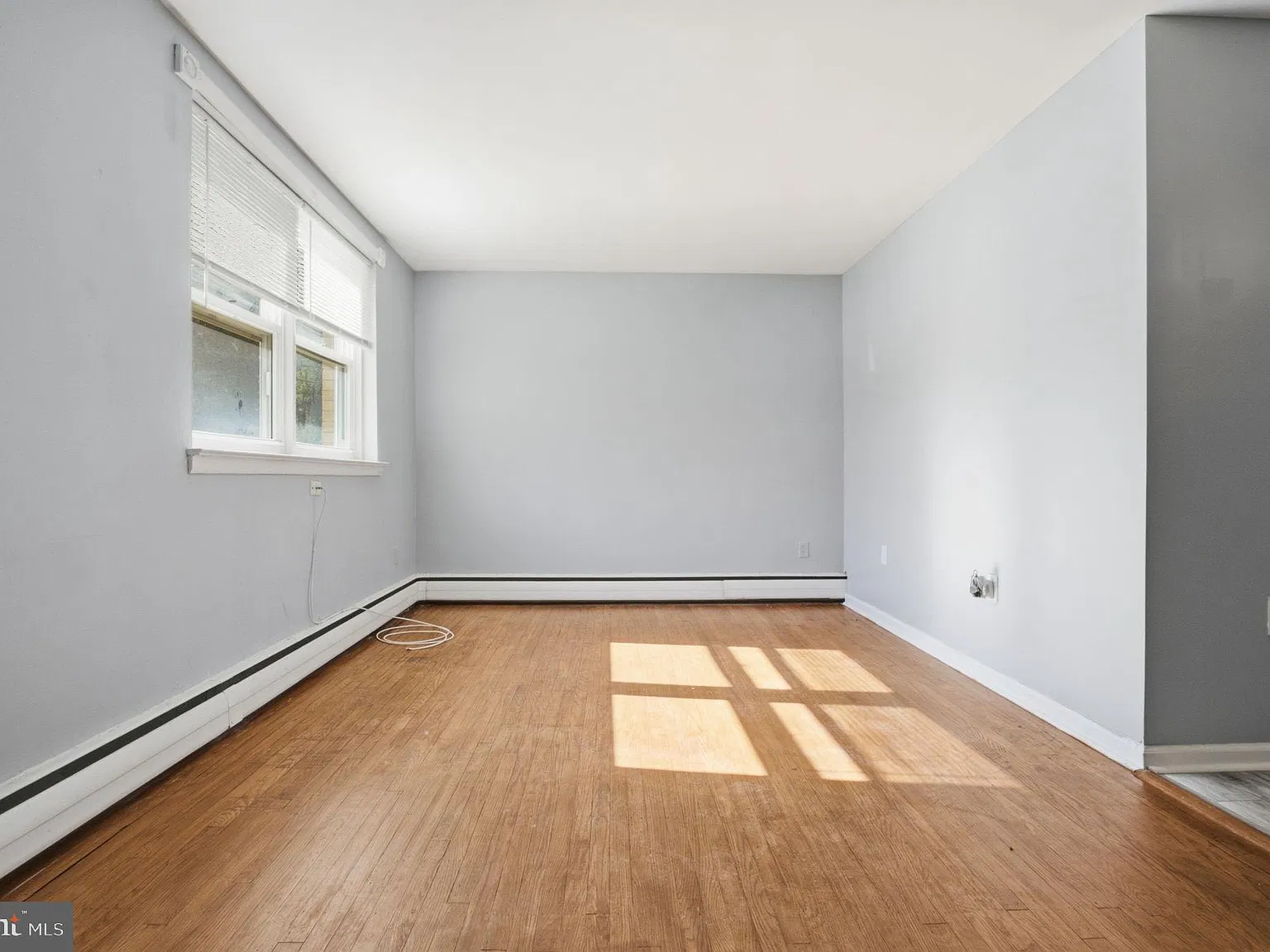 2 bed, 1.0 bath, 2000 sqft, $1,395 — Photo 2