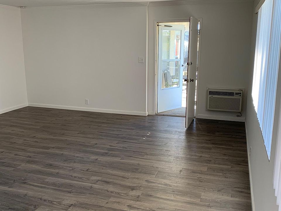 Living Room / Entrance