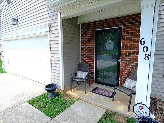 5th image of 608 Wrayhill Dr