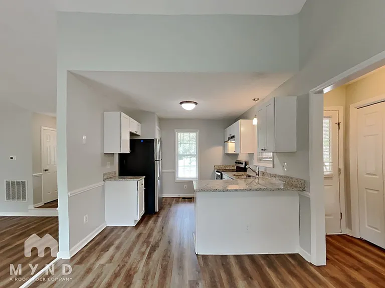 104 Carrington Dr — Photo 3