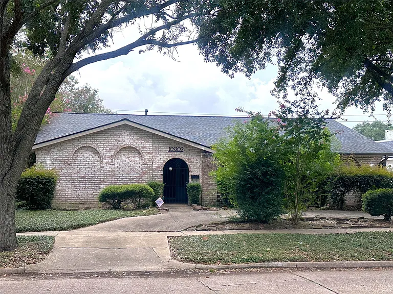 10902 Bob White Dr — Photo 1