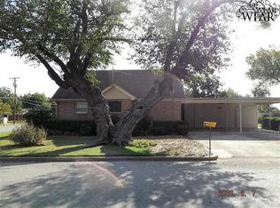 801 E Gilbert St, Henrietta, TX 76365
