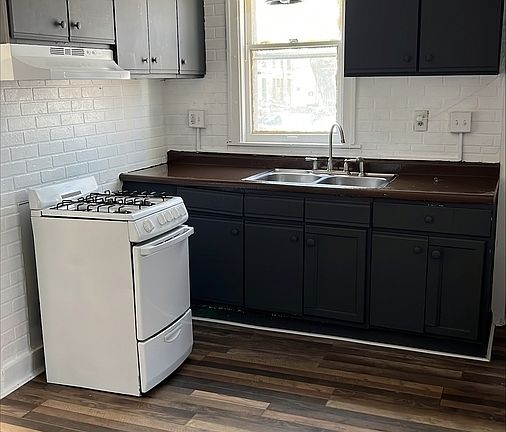 3rd image of 1825 Emerson Ave N #1