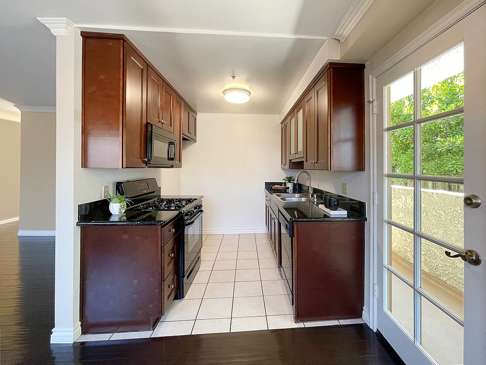 Elegant kitchens with roomy, custom cabinetry