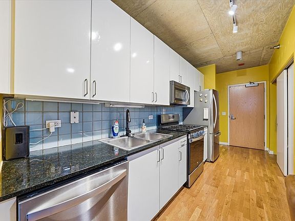 5th image of 611 S Wells St APT 1110