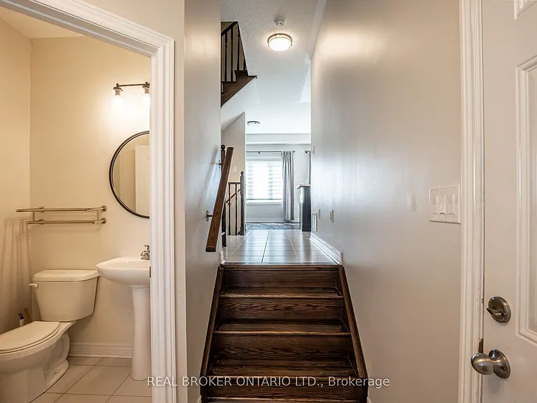 63 Forsyth Cres — Photo 4
