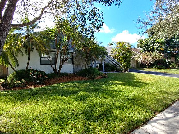 5th image of 10118 SW 53rd Ct