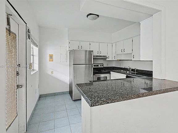 5th image of 73 Edgewater Dr APT 3