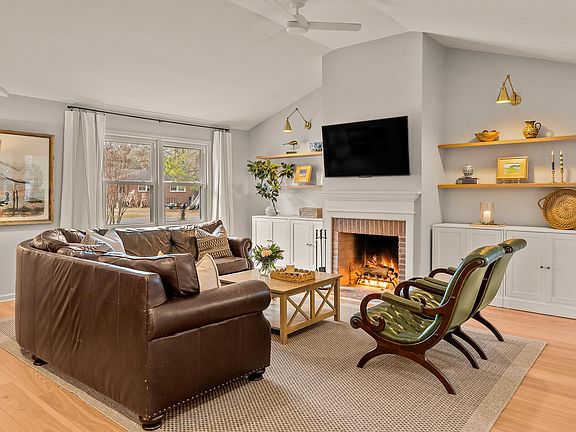 3rd image of 808 Bruce St