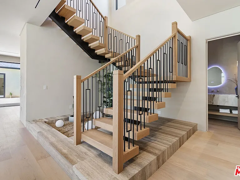15721 Addison St — Photo 34